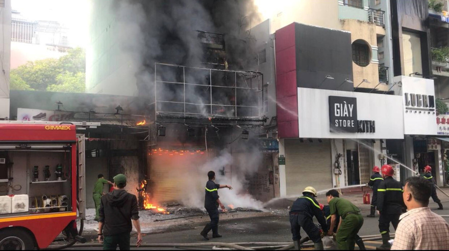 Căn nhà bốc cháy ngùn ngụt lúc sáng sớm.