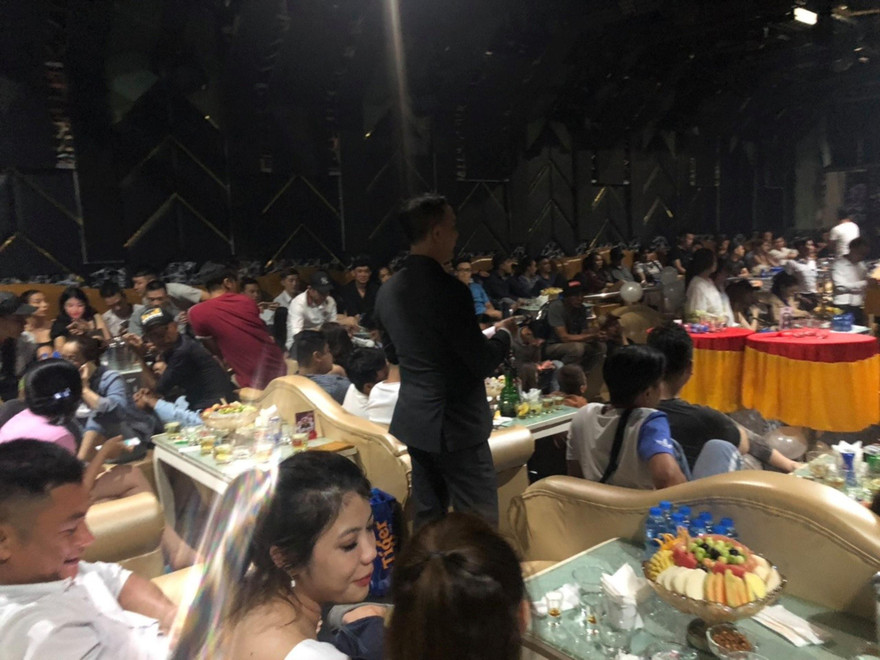 Hàng trăm dân chơi trong quán bar Đại Dương.