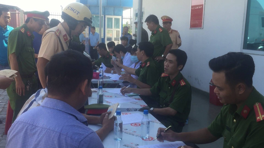 Lực lượng chức năng kiểm tra ma túy tài xế container.