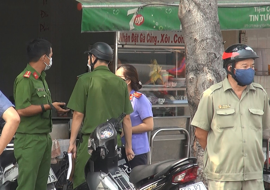 Lực lượng chức năng điều tra vụ việc.