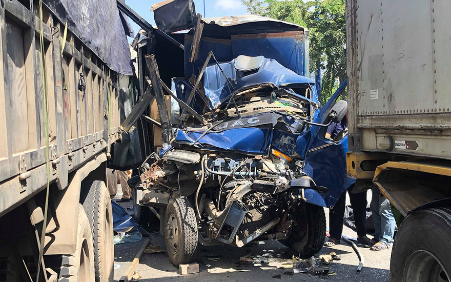Chiếc xe tải bẹp dúm phần đầu.