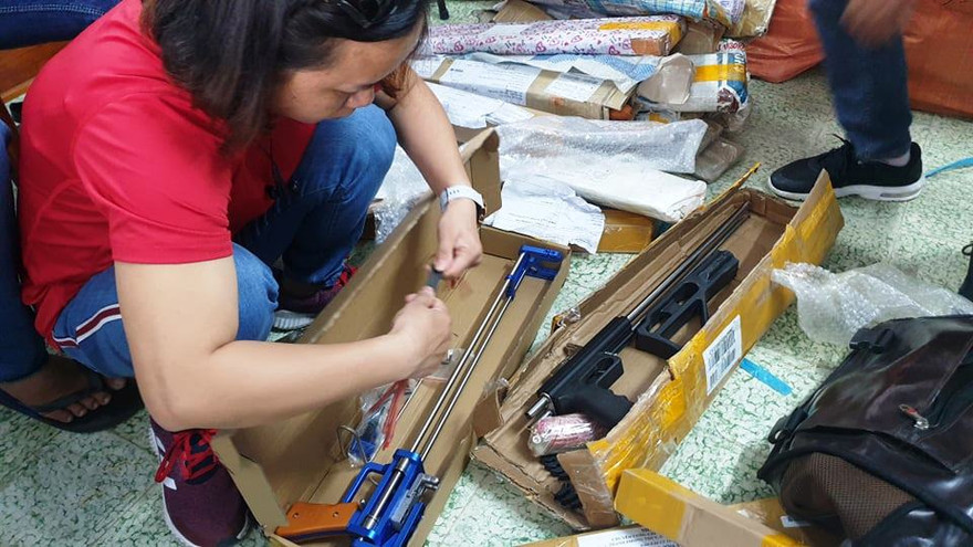 Súng bắn bi nguỵ trang dụng cụ nhà bếp.