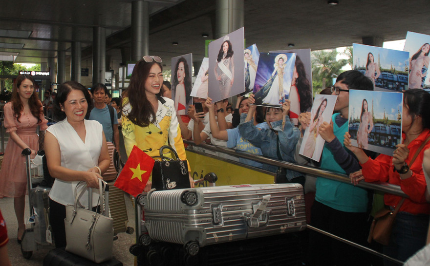 Á hậu Phương Nga về nước, được chào đón nồng nhiệt tại sân bay 