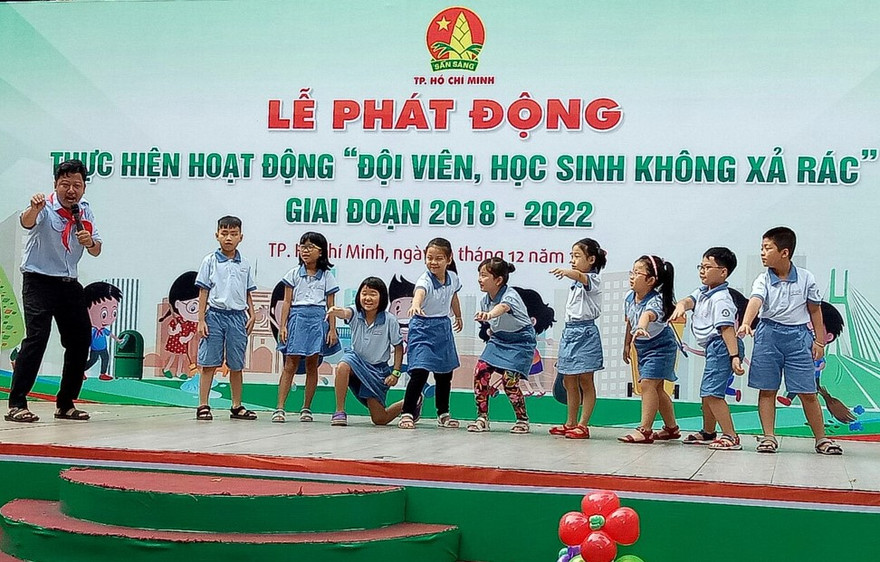 Đội viên, học sinh TPHCM bỏ rác đúng nơi quy định để giảm ngập
