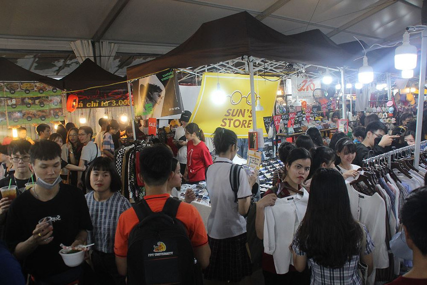 Học sinh tranh thủ đi 'săn hàng' Black Friday