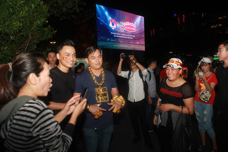 Đại gia đeo 13kg vàng ra phố đi bộ Nguyễn Huệ cổ vũ tuyển Việt Nam