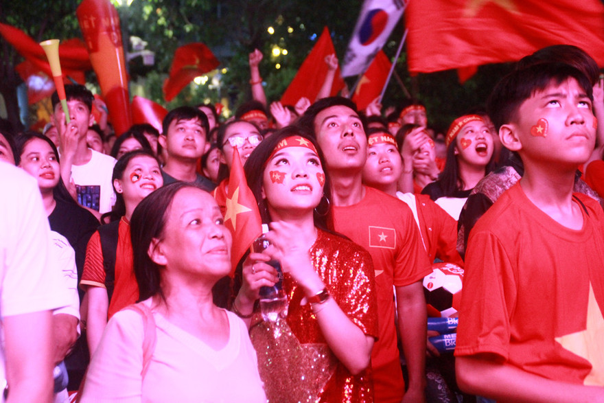 Nước mắt trào dâng trên phố đi bộ Nguyễn Huệ