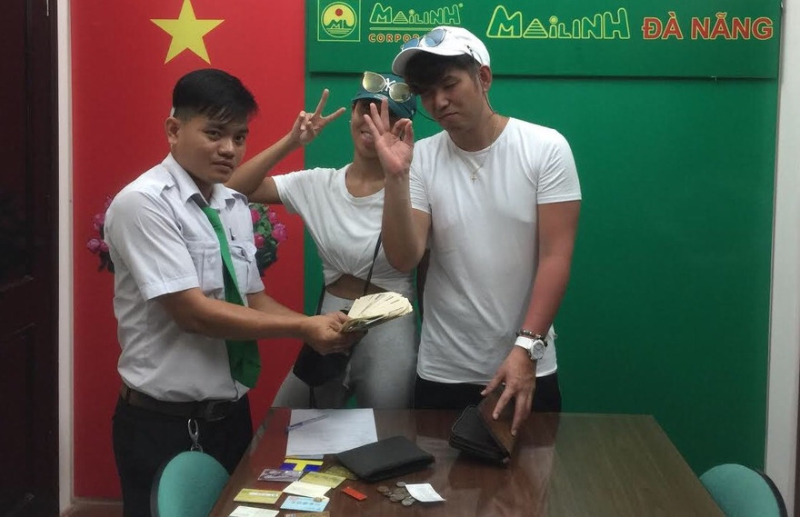 Hai du khách người Nhật vui mừng khi nhận lại được của rơi.