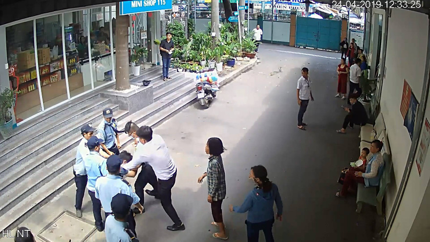Vụ ẩu đả được camera an ninh bệnh viện ghi lại.