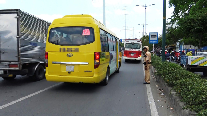 CSGT kiểm tra các xe khách có người không cài dây an toàn.