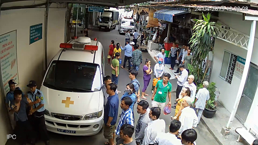 Hình ảnh đánh lộn giữa bảo vệ và tài xế xe cứu thương được camera ghi lại.