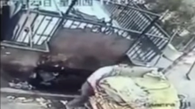 Trượt chân, người đàn ông bị xe xử lý rác nghiền chết