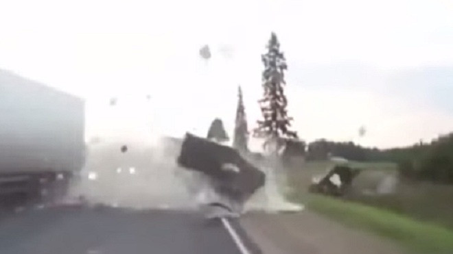 Xe tải vượt ẩu gây tai nạn kinh hoàng trên cao tốc