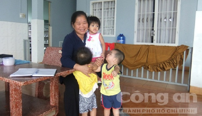 Soeur Hường và các cháu trong Mái Ấm Tín Thác