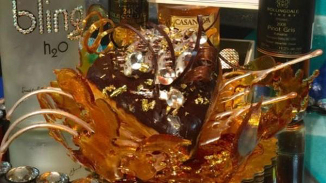 Làm bánh rán 'mạ vàng' để cầu hôn bạn gái