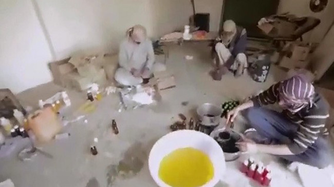 Công nhân chế biến thuốc giả ở Pakistan. Ảnh: CNN