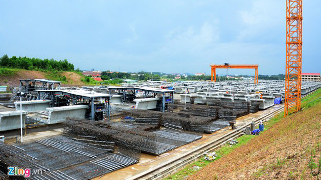 Sau hai năm rưỡi chuẩn bị, đầu tháng 4/2015, Ban quản lý Dự án đường sắt đô thị TP HCM và nhà thầu đã đúc đốt dầm đầu tiên - đoạn trên cao của tuyến đường sắt đô thị số 1 tại bãi Depot Long Bình (quận 9, TP HCM). Công đoạn đúc dầm thuộc gói thầu số 2 "Xây