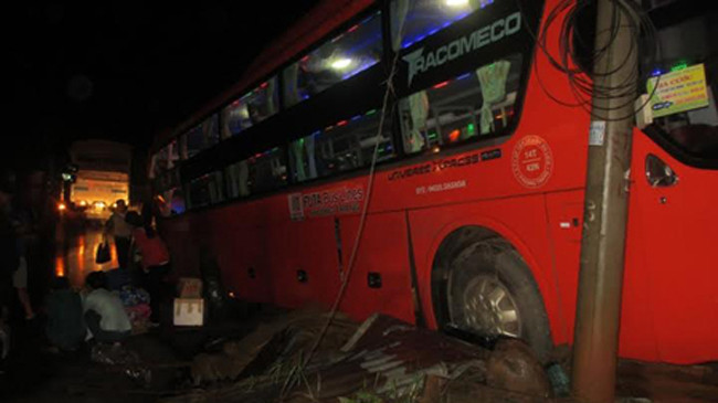 Hiện trường vụ tai nạnTiếp đó, một chiếc xe khách khác của hãng Phương Trang do ông Bùi Hữu Trần Khánh ( trú tại thành phố Đà Lạt) điều khiển, chạy ngay phía sau cũng bị bất ngờ không phanh kịp đã đâm vào đuôi xe của tài xế Nguyễn Trần Thiện. Cú va chạ