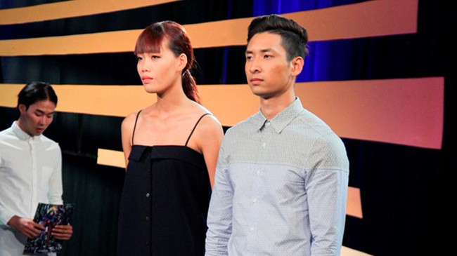 Nguyễn Thị Hợp (trái) nhận được tấm vé vớt lần thứ 3 từ Thanh Hằng.