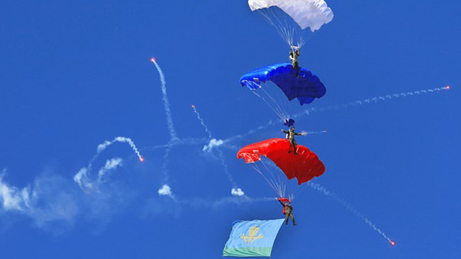 Phần thi dành cho lính dù quân đội các nước bắt đầu diễn ra hôm 4/8. Ảnh: các lính dù biểu diễn ngay tại buổi khai mạc phần thi đấu.