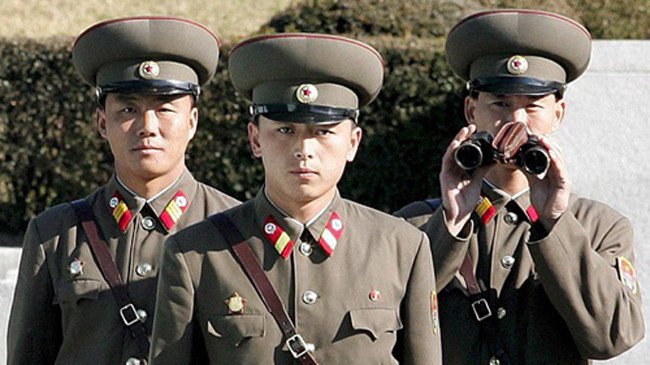 Các binh sĩ Triều Tiên tại làng đình chiến Panmunjom thuộc khu phi quân sự (DMZ) nhìn qua biên giới, hướng về phía Hàn Quốc. Ảnh: EPA