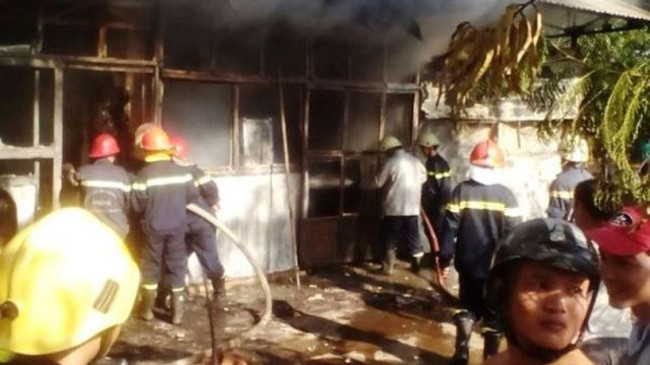 Cảnh sát chữa cháy có mặt để dập lửa