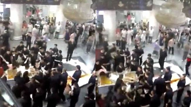 Trung tâm thương mại ở Hồ Bắc hỗ loạn vì người nhà nạn nhân mang quan tài tới biểu tình.