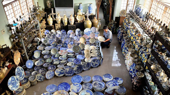 "Vua gốm sứ' là biệt danh mà giới sưu tầm cổ vật đặt cho ông Đinh Công Tường (đường Nguyễn Ảnh Thủ, quận 12, TP HCM). Gần 24 năm qua, ông vừa làm việc vừa đi khắp các vùng quê Việt Nam để tìm mua các loại gốm, sứ cổ. Đến nay, gia tài của người đàn ông 48 