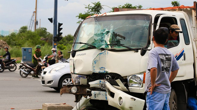 Đầu xe tải biến dạng.