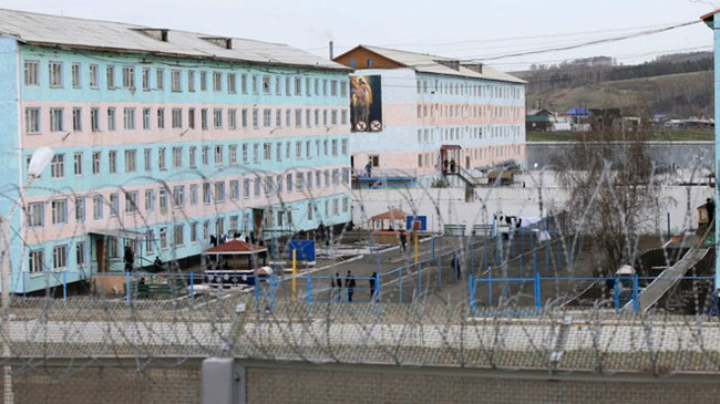 Nhà tù an ninh nghiêm ngặt nằm gần thành phố Krasnoyarsk của Siberia. Đây là nơi thụ án của những phạm nhân đặc biệt nghiêm trọng, thường liên quan tới ma túy hoặc giết người. 260 kẻ từng bị giam giữ ở đây đã giết chết tổng cộng 800 người trước khi bị bắt