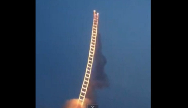 Mãn nhãn màn bắn pháo hoa hình... chiếc thang