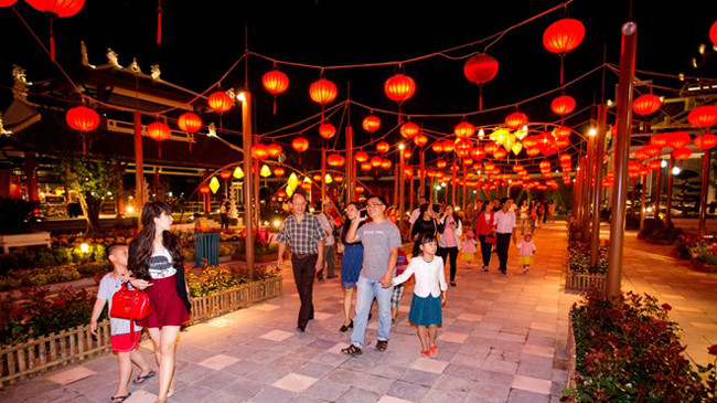 Ngày 29/8, tại Công viên châu Á Đà Nẵng, con đường ánh sáng kỷ lục đón rằm tháng bảy và Tết Trung Thu sẽ ra mắt. Được thắp sáng bởi hàng nghìn chiếc đèn lồng, đây sẽ là con đường đèn lồng dài nhất Việt Nam. Ban quản lý công viên cho biết, đơn vị sẽ gửi h