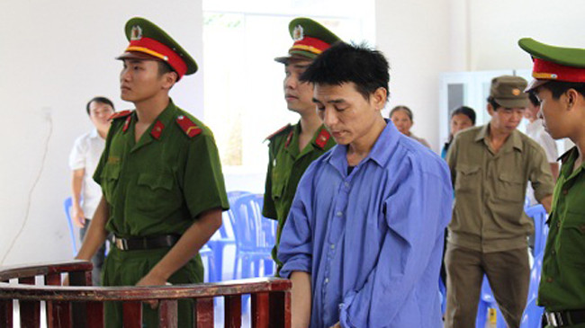 Bị cáo trước vành móng ngựa