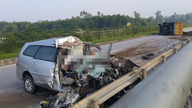 Một nửa xe Innova bị bẹp dúm, biến dạng, cả 3 người trên xe đã tử vong.