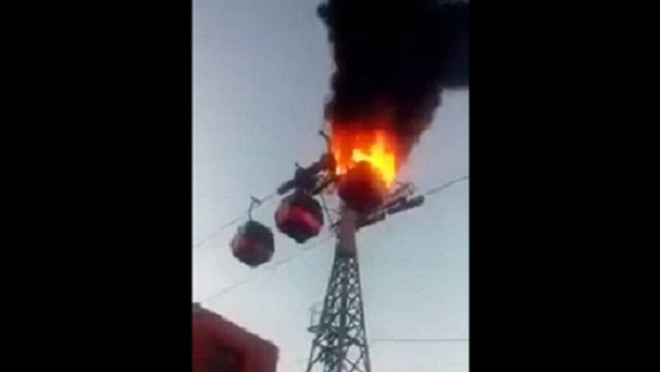 Cáp treo cháy ngùn ngụt trong sự hoảng loạn của người dân