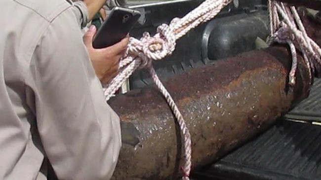 Cơ quan chức năng trục vớt quả bom "khủng" đưa đi xử lý
