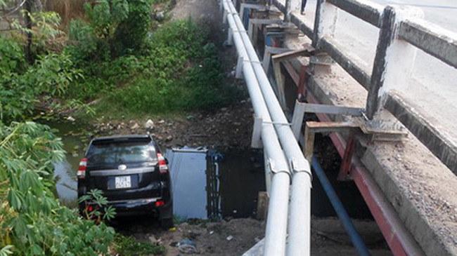 Xe ôtô chở cựu chiến binh lao xuống cầu Trà Quang 1, thị trấn Phù Mỹ trưa 16/8. Ảnh: T.Nghi.