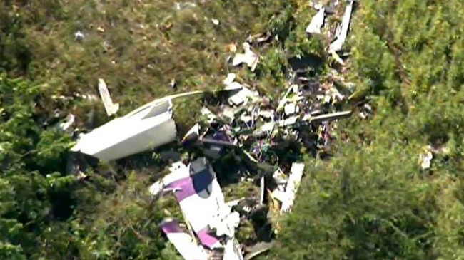 Chiếc máy bay vỡ tan tại hiện trường. Ảnh: AP
