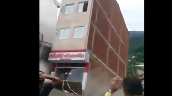 Nhà cao tầng đổ sập trong vài giây do mưa lũ