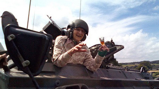  Cụ bà Hilda Jackson đón mừng sinh nhật tuổi 101 bên cạnh chiếc xe tăng