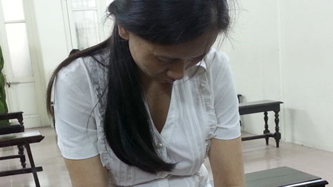 Goá phụ ghen ngược trước vành móng ngựa, không một người thân đến dự.