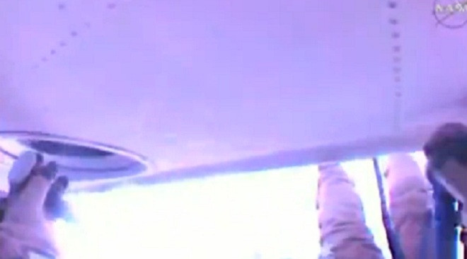 Tận thấy các phi hành gia lau chùi trạm vũ trụ quốc tế