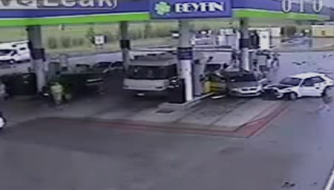 Ô tô mất lái gây tai nạn kinh hoàng ở trạm xăng
