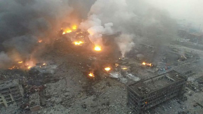 Toàn cảnh vụ nổ kho chứa hàng nhìn từ trên cao. Theo Nhân dân nhật báo, ít nhất 5 cơ sở xung quanh kho chứa bị phá hủy hoàn toàn. Tổng cộng 44 người đã thiệt mạng và 520 người bị thương sau các vụ nổ.