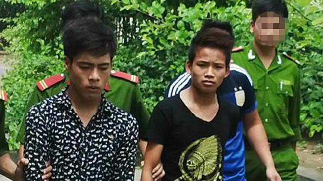 Hai nam sinh tại cơ quan điều tra. Ảnh: Sơn Dương.