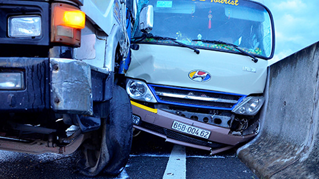 Xe tải nổ lốp ép ôtô khách 29 chỗ vào dải phân cách. Ảnh: Hải Thuận.