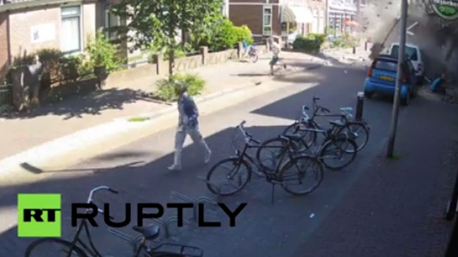 Người dân tá hỏa bỏ chạy khi cần cẩu đổ ập trên phố