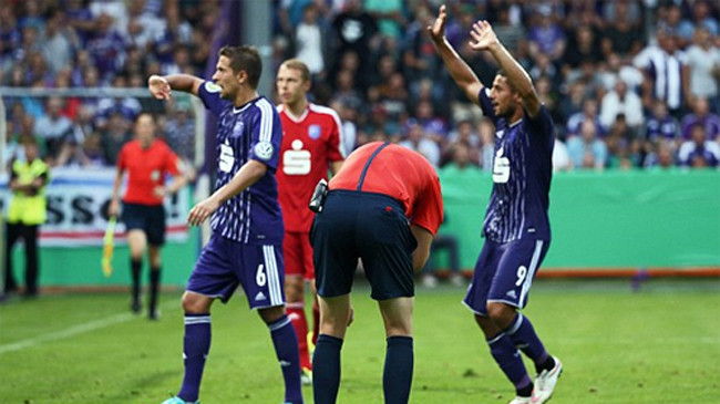 Nhiều vật lạ rơi xuống sân trong trận đấu. Ảnh: Reuters