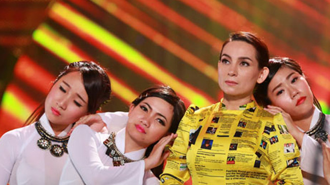 Phi Nhung hát "Năm 17 tuổi" trong chương trình "Tình ca Việt". Ảnh: Kim Long.