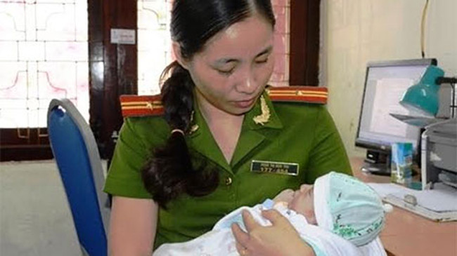 Lực lượng Công an chăm sóc cháu bé.